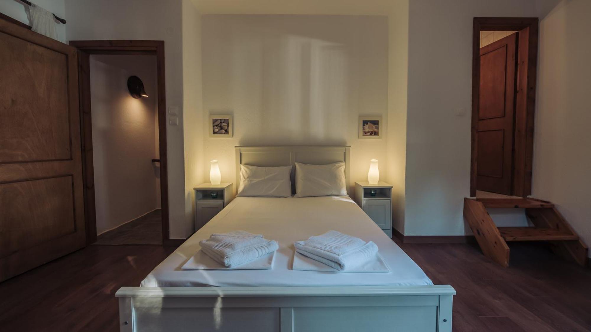 Squirrel Beach Front Villa, Metamorfosi Exterior photo