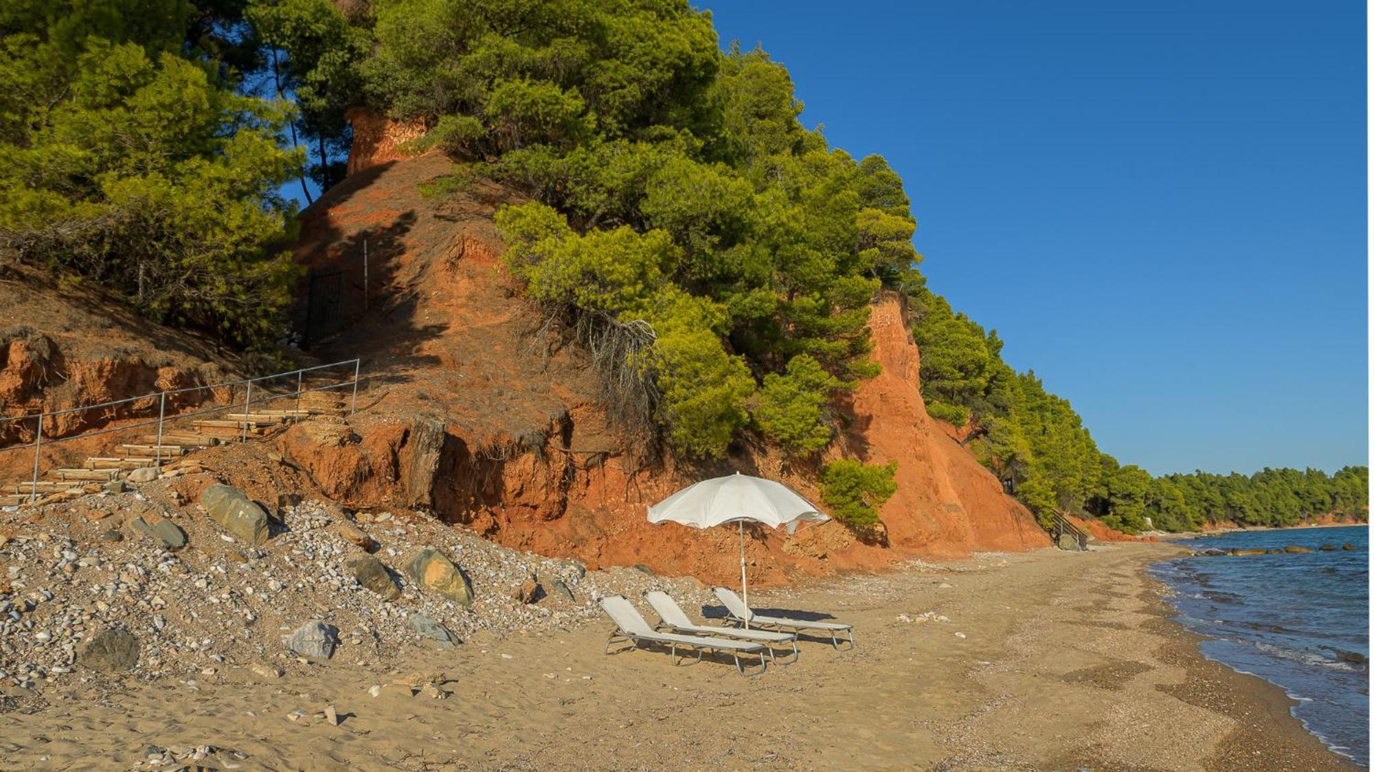 Squirrel Beach Front Villa, Metamorfosi Exterior photo