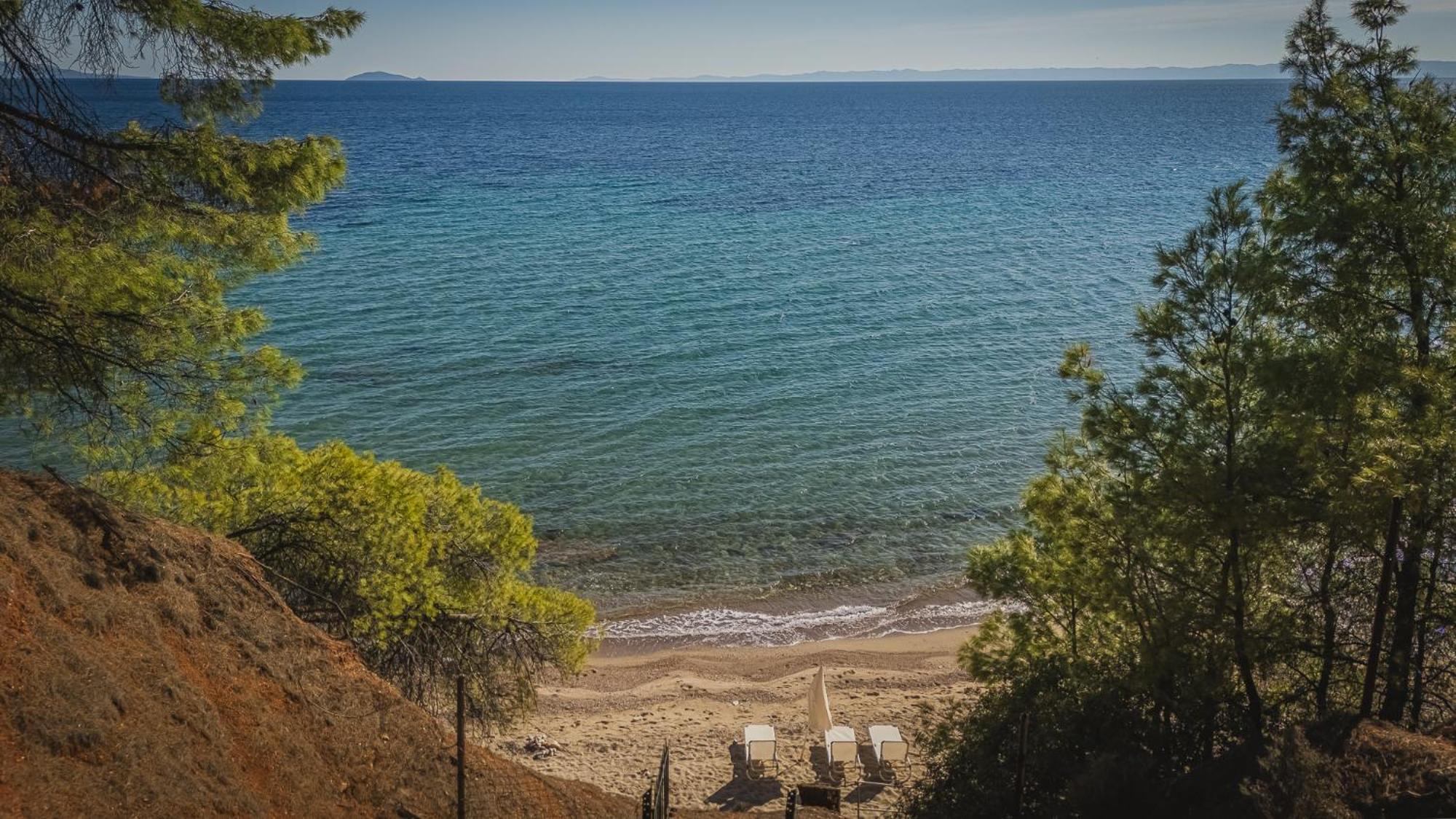 Squirrel Beach Front Villa, Metamorfosi Exterior photo