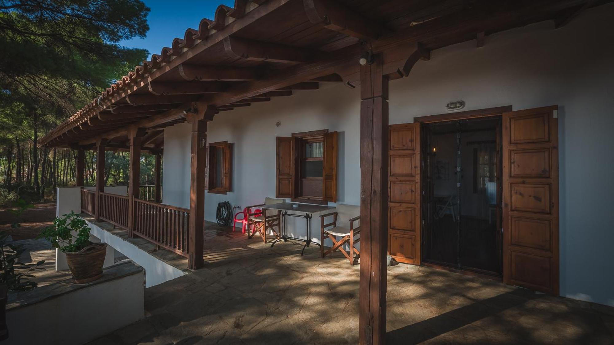 Squirrel Beach Front Villa, Metamorfosi Exterior photo