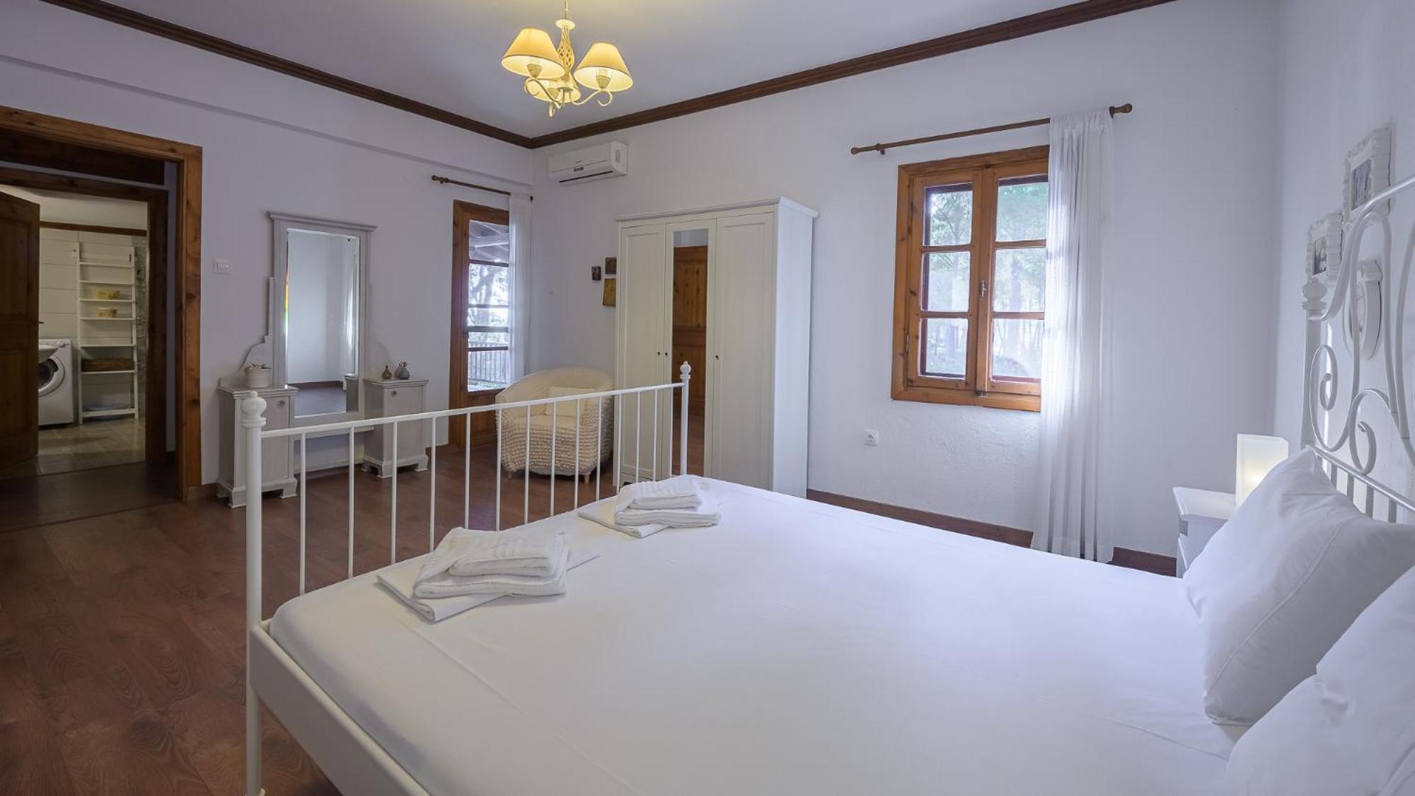 Squirrel Beach Front Villa, Metamorfosi Exterior photo